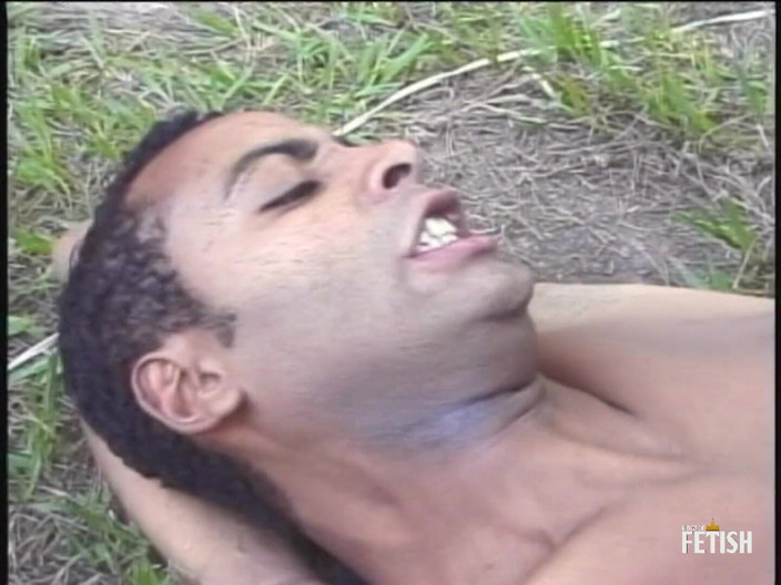 Gay Diaries: Gay hitam digerudi pantatnya di taman oleh kawan putih