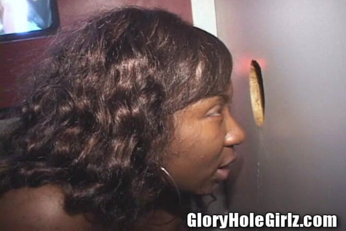 Glory Hole Girlz: Schöne möpse, zahnspange, schwarze schlampe lutscht schwänze, bespritzte gloryhole-hure, stripperin