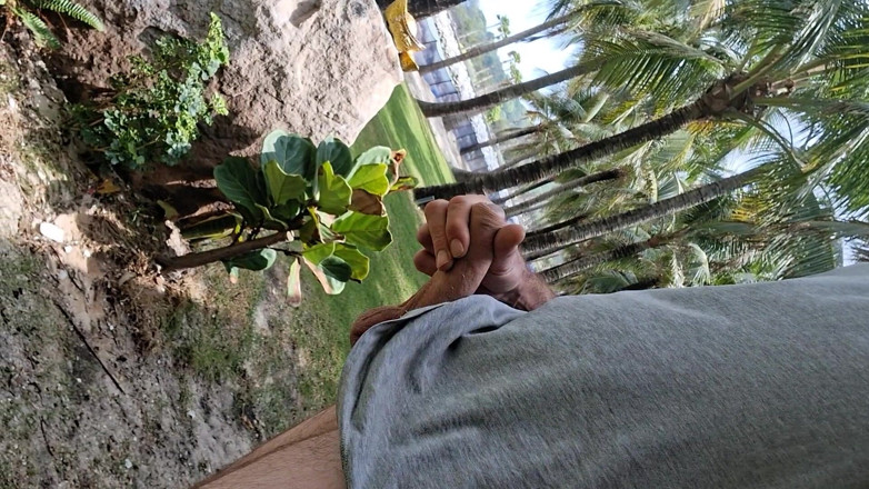 Aus Guy in Viet: Засвет члена на публичном пляже