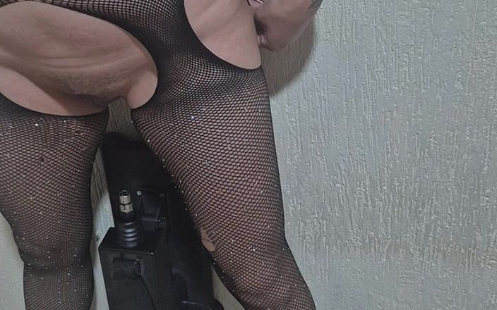 Submissive Susanna: Parafusos afiados debaixo dos meus peitos