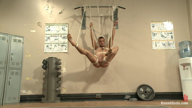 Bound gods: Spor salonu sapığı dövülüyor ve teslim oluyor