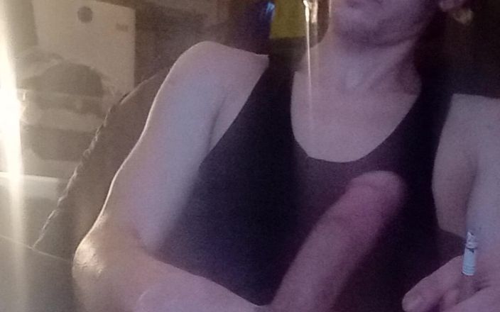 Smoke fetish: Sunny si masturba e fuma una sigaretta allo stesso tempo
