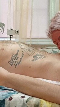 Madrastra mira hijastro correrse después de mamada