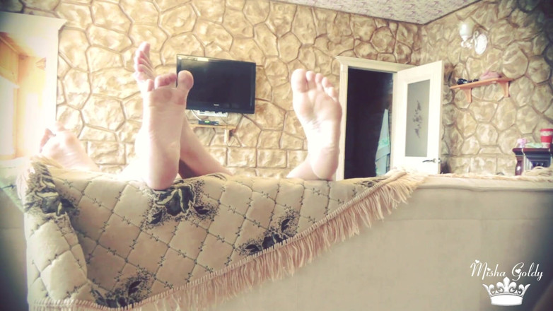 Goddess Misha Goldy: Ayaklarımıza mastürbasyon yapıyor gavat betta footbitch