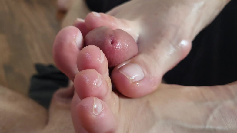 Celaena C: Langsamer neckender footjob endet mit massivem abspritzen, meine zehen spritzen