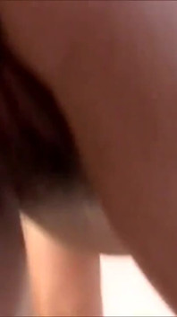 Hermosa milf se mea en vivo y el coño es abierto por una pequeña polla