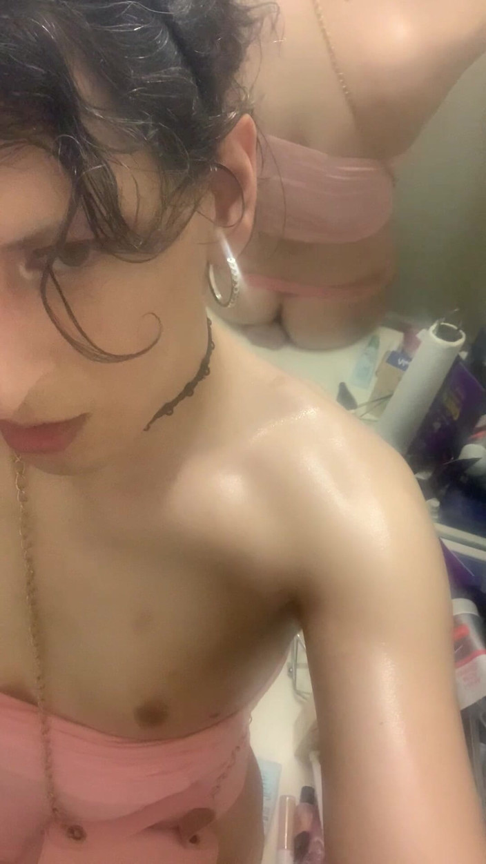Elle-P: Une salope trans en sueur huilée en rose dégouline de...
