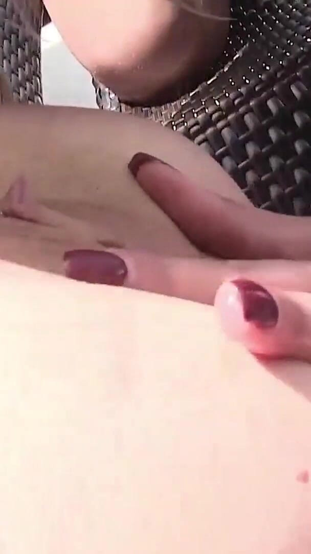 Cleo: 紧致的黑发女郎，Cleo在户外享受重磅炸弹的瑞典Puma Swede！