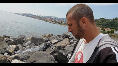 Boy jerking off: ビーチでリラックス!パート1