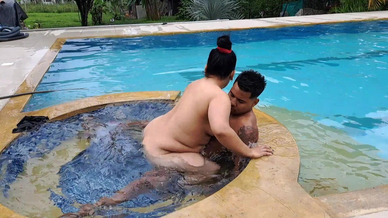 Jocelyn: 내 새엄마가 수영장에서 내 자지를 타고 있어요