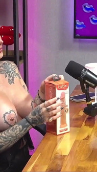 Heiße Tätowierte Brünette Latina Rülpst Und Masturbiert