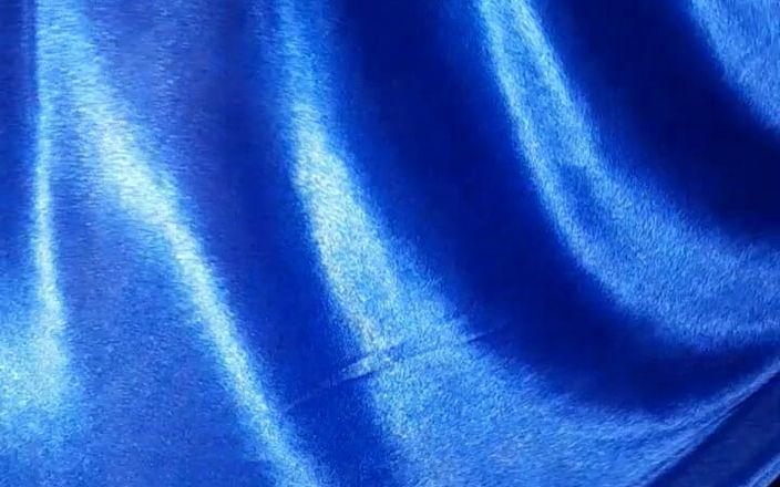 Naomisinka: Masturbacja spust noszenie niebieskiej satynowej jedwabnej bielizny