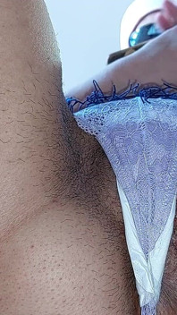 Sexig brunett försöker på tights