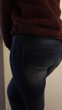 Awek India kencing terdesak dalam seluar jeans