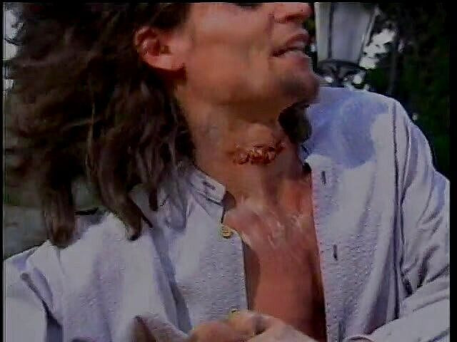 Pound Me Outside: 쪼이는 엉덩이를 때리는 핫한 갈색 머리 호