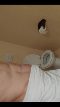 Un ragazzo si masturba