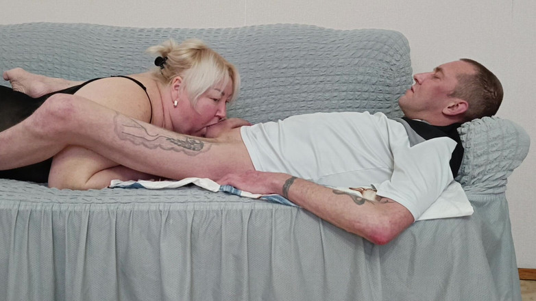 Zona901: Macocha ugniata gardło z głębokim lodzikiem i połyka spermę