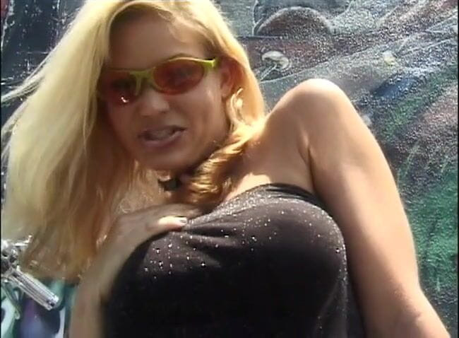 Outdoor pervs: Motorkářská děvka s dokonalým zadkem