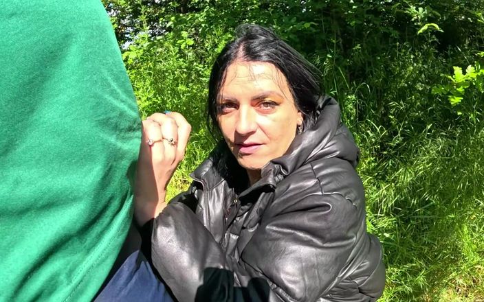 MilfyCalla: Muie sexy în aer liber și joc cu spermă cu un jachetă 269