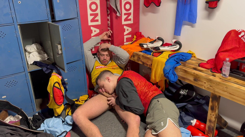 Jak Wycombe: Un garçon hétéro se fait sucer dans les vestiaires