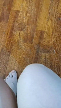 骑在被肥皂浸透地板的椅子上
