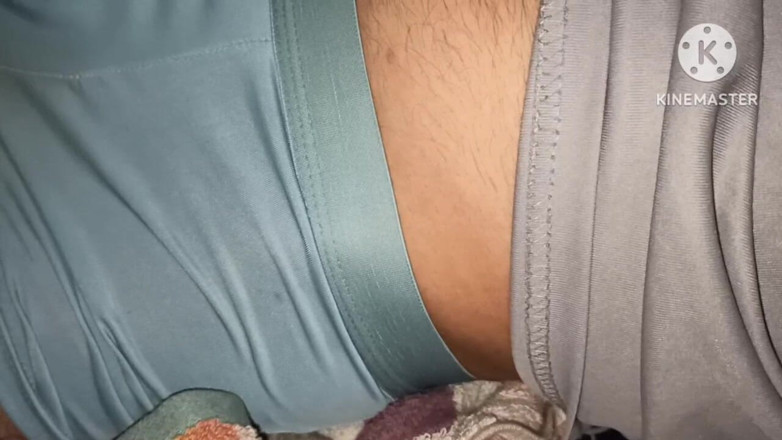 Desi__Panda: La prima volta che apro il mio fratellastro in mutande...