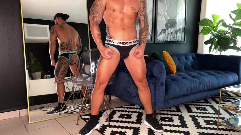 ortizjona: Joan Ortiz / Ortizjona spor salonunda barlara vurmadan önce meme uçlarımı pompalıyorum