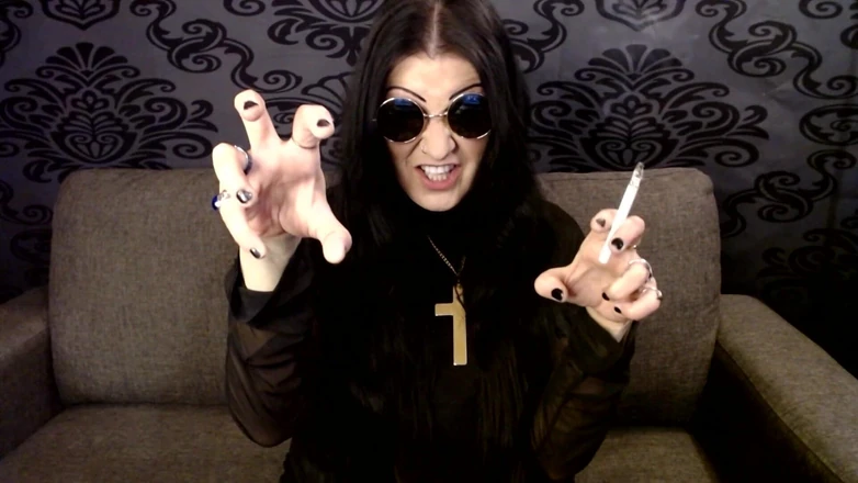 Abby Anna: Halloween Ozzy Cosplay MILF kouření