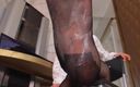 Foot Girls: Une secrétaire en nylon se branle sur les pieds