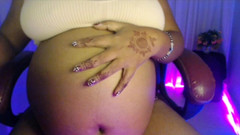 HotGirl21: 뱃속을 놀고 물을 마시는 펜티 브라의 임신한 여자.