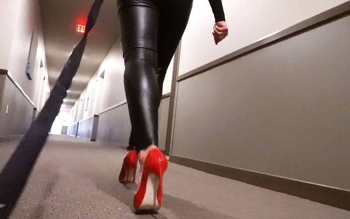 Goddess zephy: 羞辱狗在我的高跟鞋！