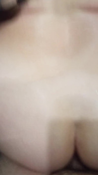 J'ai baisé une douce MILF dans la salle de bain et j'ai éjaculé sur ses énormes seins