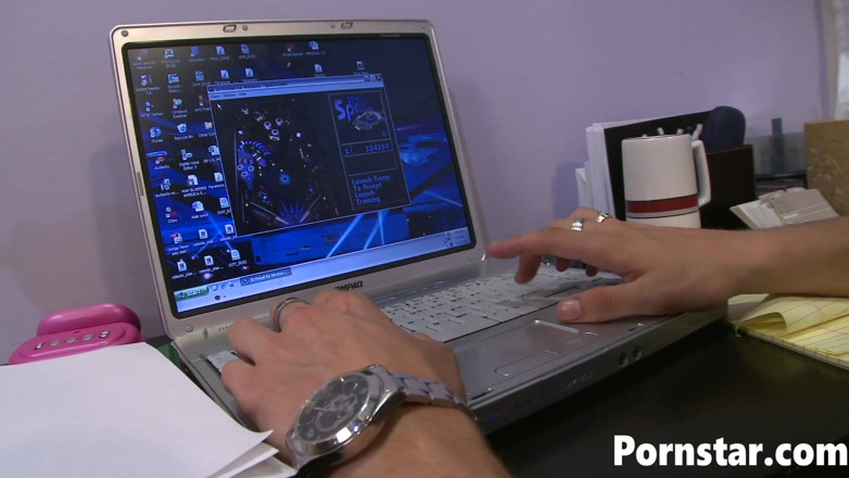 Pornstars: Jessica Valentino distracts boyfriend from video game