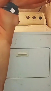 Calvohot70 fode sua nora puta com força enquanto o papai está na cozinha.