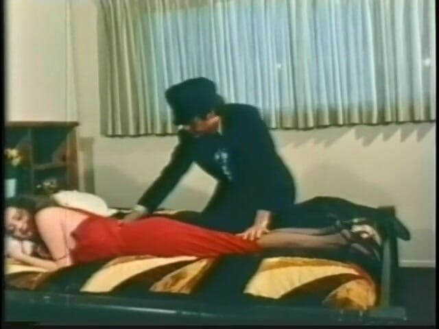 Old Good Porn: Jacqueline Larians трахается и сосет жесткий член водителя лимузина в ее спальне