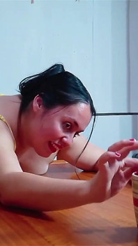 欲火中烧的继母给她的继子带来了咖啡，并在桌子上被狠操