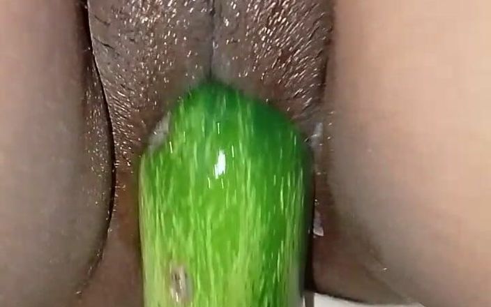 Indian desi hot poja: Cucumber Inserted in Neighbor's Vagina, the Vagina Was Very Tight