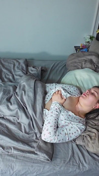 Soție dolofană amatoare sexy își fute pizda cu degetul