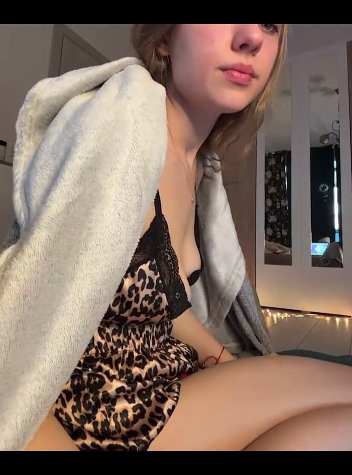 JuiceLussie: Doigtage de cul devant la webcam