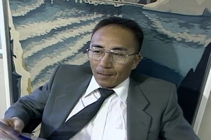 Asian Mature Climax: Une jolie secrétaire asiatique suce la bite de son patron