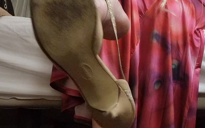 Anna Lynx: Taking off My High Heels After a Party