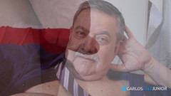 Carlos And Junior: Táta Carlos masturbuje, dokud se nevystříká a pak chčije
