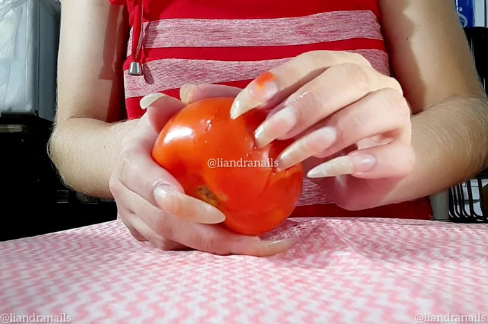 Goddess Li: Eine Tomaten zerstören