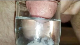 极端特写大量精液被塞进杯子里
