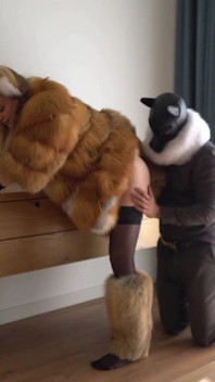 Sexo peludo loco! Abrigo de piel, plug anal peludo y una máscara para perros! Juego de roles de perro gato