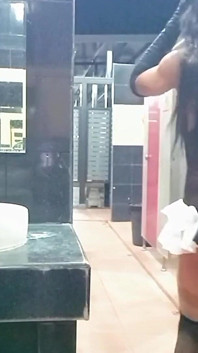 Cambiarse de ropa de conejo en baños públicos