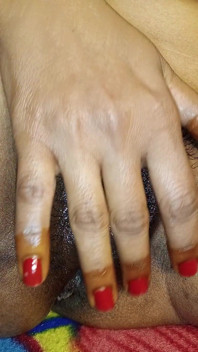 Solitaria sexy bhabhi se divirtiendo con el juguete del pene insertando lentamente sus dedos en su coño.
