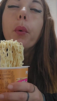Manger des ramen