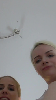 Meludah lesbian blonde!