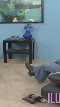 Děvka brunetka souhlasí, že bude svého partnera podvádět před kamerou